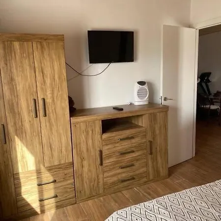 بيت للعطل Beautiful 2-Bedroom Villa With Pool And Garden