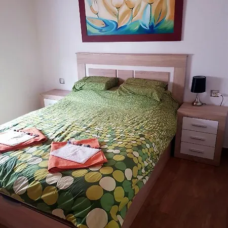 Hébergement de vacances Beautiful 2-Bedroom Villa With Pool And Garden