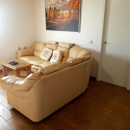 Hébergement de vacances Beautiful 2-Bedroom Villa With Pool And Garden